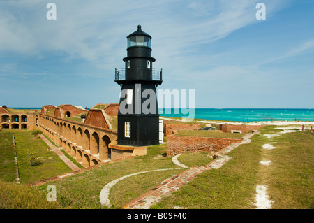 Un vecchio faro sulle pareti del Fort Jefferson e il Parco Nazionale di Dry Tortugas Florida USA Foto Stock