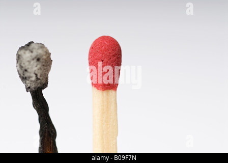 Foto di stock di un rosso vivo testa match accanto a un vecchio bruciata corrispondono a testa Foto Stock