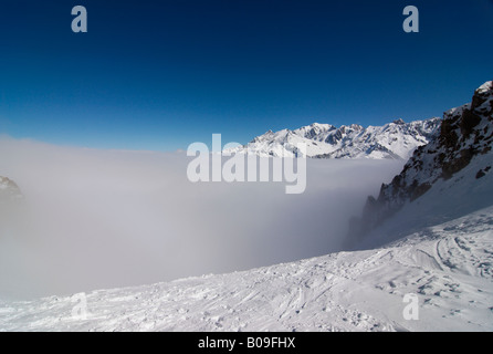 Il Mont Blanc (4808m) massiccio sopra le nuvole come si vede dal Col Cicle, Les Contamines-Montjoie, Francia Foto Stock