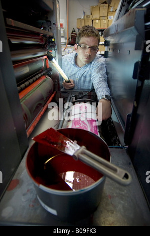 L'uomo la verifica di un litio macchina da stampa in un Kall Kwik shop rete in franchising di design, la stampa digitale e centri di copia Foto Stock