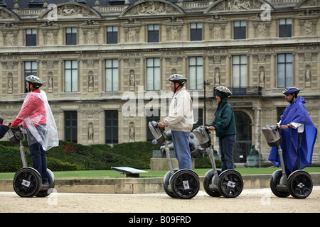 Gruppo turistico su Segway PTs, Parigi, Francia Foto Stock