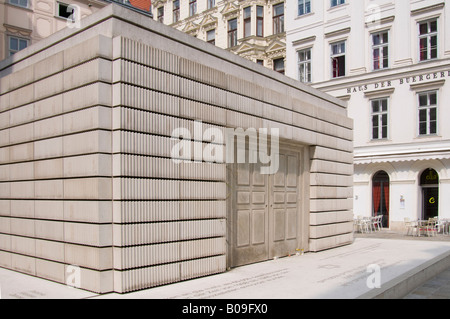 Vienna, Austria. Il memoriale dell'olocausto "anonimi Library' da Rachel Whiteread nella Judenplatz Foto Stock