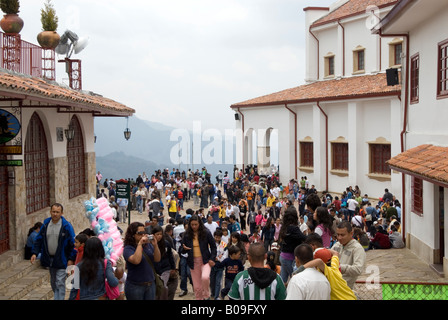 La gente sulla sommità del Cerro de Monserrate, Bogotà, Colombia Foto Stock