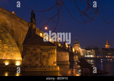 In orizzontale ampia angolazione del Ponte Carlo 'Karluv piu' e la torre del ponte della città vecchia illuminata di notte. Foto Stock