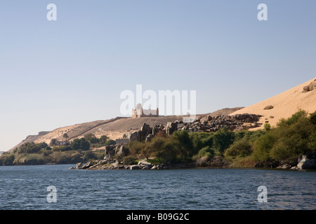 Distante vista sul Nilo del Mausoleo di Aga Khan, West Bank , città di Assuan. Egitto Foto Stock