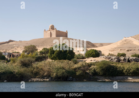 Vista sul Nilo del Mausoleo di Aga Khan, West Bank , città di Assuan. Egitto Foto Stock