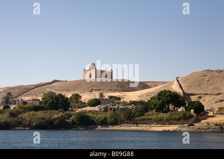 Vista sul Nilo di Mausoleo di Aga Khan, West Bank , città di Assuan. Egitto Foto Stock