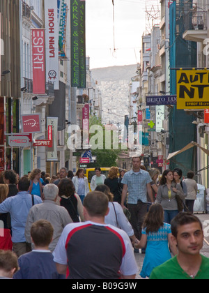 Acquirenti di Ermou Street, Atene, Grecia Foto Stock