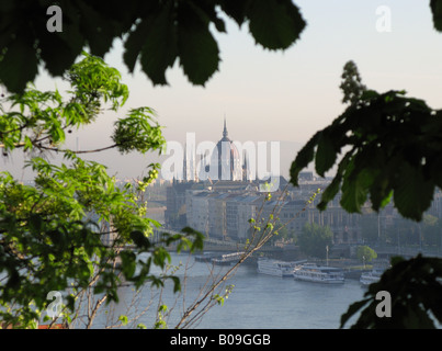 BUDAPEST, UNGHERIA. Alba vista sul fiume Danubio verso il Parlamento ungherese di edifici da Cittadella. Foto Stock