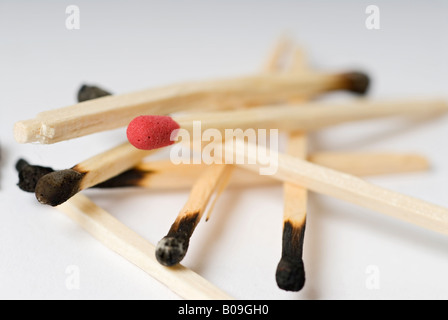 Foto di stock di un rosso vivo testa match accanto a un vecchio bruciata corrispondono a testa Foto Stock