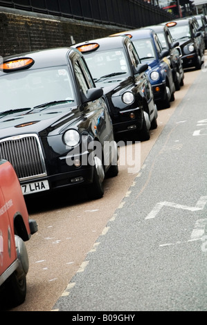London black imposta in una fila, linea alla stazione ferroviaria di Paddington, Londra, Regno Unito, Europa Foto Stock
