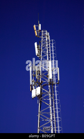 Inquadratura ravvicinata di una torre di comunicazione alla stazione sciistica di Les Gets, Francia Foto Stock