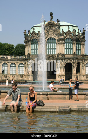 I turisti di fronte al Palazzo Zwinger a Dresda, Germania Foto Stock