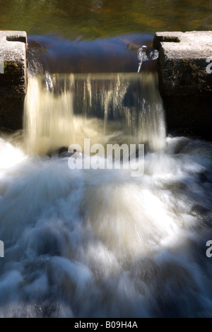 Acqua che scorre su piccola diga , Finlandia Foto Stock