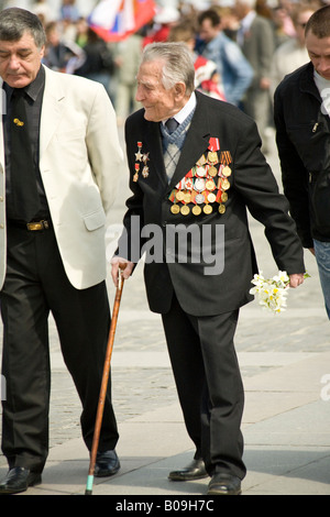 Esercito Rosso veterano con le medaglie che trasportano fiori sulla vittoria giorno nel Parco della Vittoria a Mosca, Russia Foto Stock