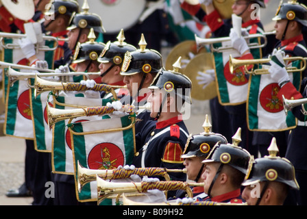 Banda militare che suona bugles durante una sfilata nei terreni della Casa de Narino Bogota Colombia Foto Stock