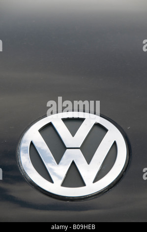 Il logo Volkswagen simbolo sulla macchina Foto Stock