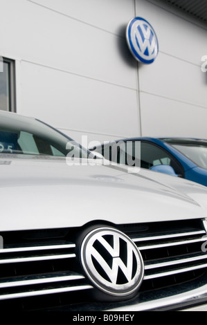 Il logo Volkswagen simbolo sulla vettura al di fuori concessionaria auto piazzale di franchising Foto Stock