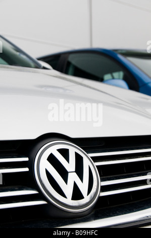 Il logo Volkswagen simbolo sulla vettura al di fuori concessionaria auto piazzale di franchising Foto Stock