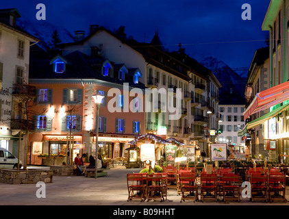 Serata in città di Chamonix Alpi Francia Europa Foto Stock