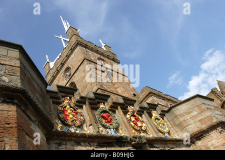 La porta esterna del Linlithgow Palace, al cui interno si trova la chiesa di San Michele torre sormontata da una 58ft alta alluminio anodizzato corona. Foto Stock