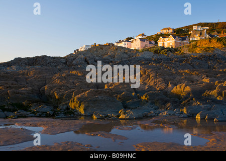 Sulla spiaggia a Woolacombe North Devon con il villaggio in background GB Foto Stock