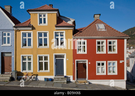 Case colorate Klosteret sulla collina nel centro di Bergen, una cittadina sulla costa occidentale della Norvegia Foto Stock