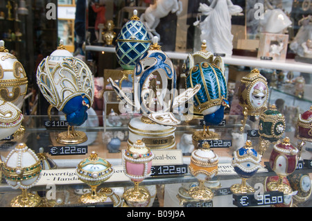 Vienna, Austria. Uova decorative nel negozio di souvenir finestra Foto Stock