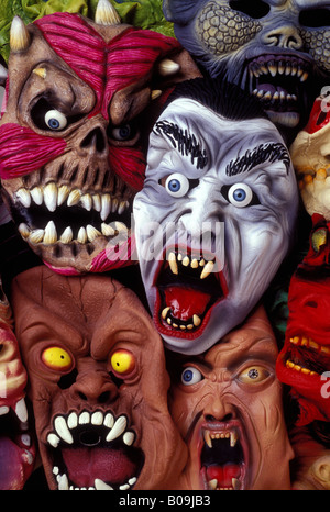 Un assortimento di maschere di Halloween Foto Stock
