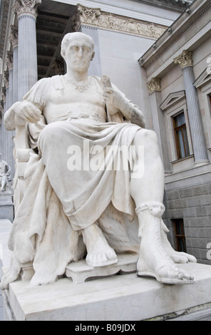 Vienna, Austria. Statua in marmo di Giulio Cesare davanti al Palazzo del Parlamento Foto Stock