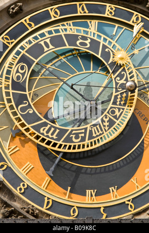 Verticale fino in prossimità dell'affascinante Orologio Astronomico Orloj faccia in una giornata di sole. Foto Stock