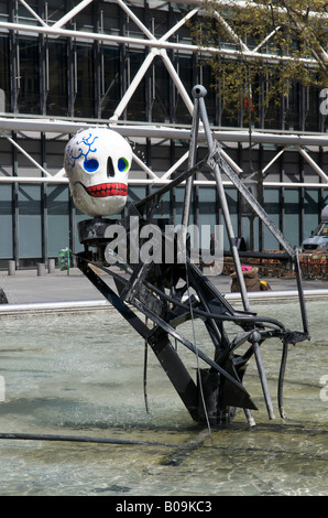 La fontana e la scultura cinetica vicino al Centro Pompidou a Parigi Foto Stock
