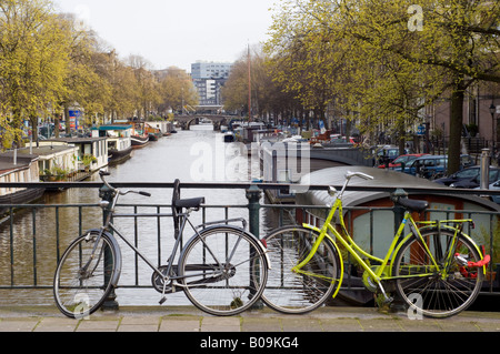 Amsterdam, vista lungo il canale Prinsengracht e biciclette su un ponte Foto Stock