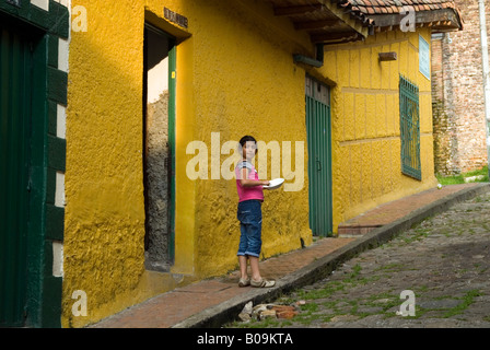 Bambino in strada La Candelaria, Bogotà, Colombia Foto Stock