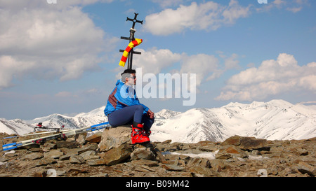 Sciatore trekking nella parte superiore della montagna Puigmal Pirenei Lerida Catalogna Spagna Foto Stock