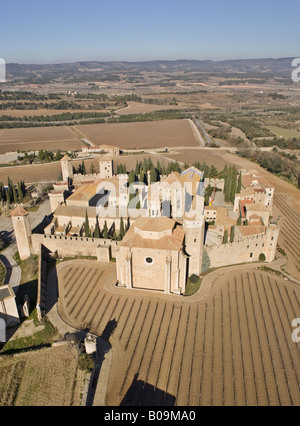 Vista aerea del monastero di Santa Maria de Poblet e campi circostanti in Poblet Foto Stock