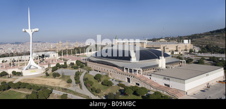 Antenna vista panoramica della torre di comunicazioni da Santiago Calatrava e il Palau Sant Jordi Foto Stock