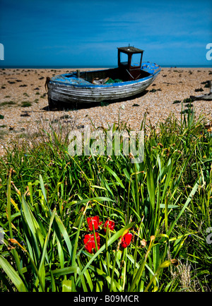 Un vecchio abbandonati in legno barca da pesca a Dungeness Kent. Foto Stock