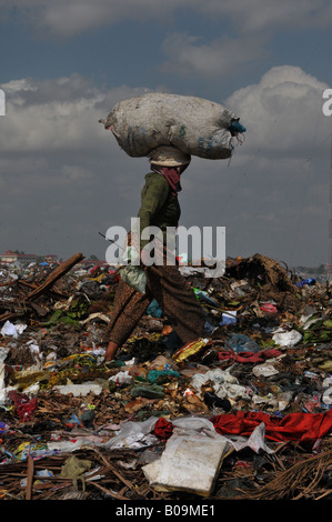 Stung Meanchey Rifiuti Urbani Dump è situato nella zona sud di Phnom Penh, decontaminanti lavorare 24/7 di prelevamento di sfridi Foto Stock