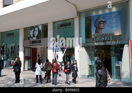 Memorizza sugli Champs Elysees di Parigi Foto Stock