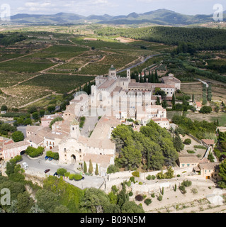 Antenna vista panoramica di Santes Creus monastero nella provincia di Tarragona Foto Stock