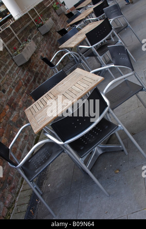 Tavoli moderni Tavoli e sedie Foto Stock