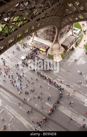 Vista dal primo piano della Torre Eiffel , che mostra la coda di persone in attesa di invio. Parigi, Francia. Foto Stock