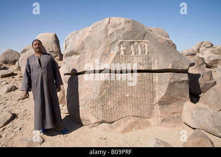 Custode presso la carestia Stele su isola di Sehel tolemaico con iscrizioni relative a sette anni di carestia durante la terza dinastia. Foto Stock