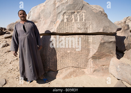 Custode presso la carestia Stele su isola di Sehel tolemaico con iscrizioni relative a sette anni di carestia durante la terza dinastia. Foto Stock