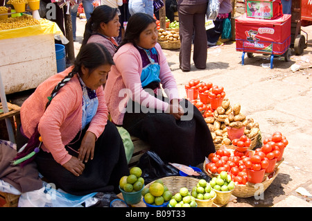 Donna maya verdure di vendita in un mercato aperto in Chiapas, Messico Foto Stock