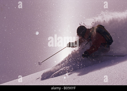 Sciatore sulla corsa in controluce, Francia, Alpi Foto Stock