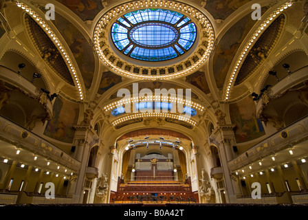 In orizzontale ampia angolazione del vuoto auditorium all'interno della Casa Municipale "Obecní dům". Foto Stock