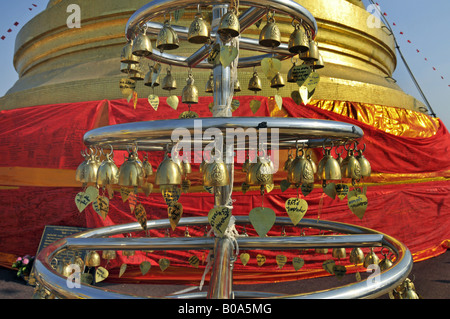 Le campane per fortuna chedi Golden Mount Temple, Thailandia, Bangkok Foto Stock