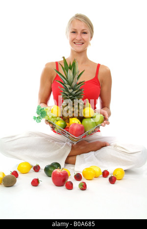 Sport Giovane Donna con cesto di frutta Foto Stock